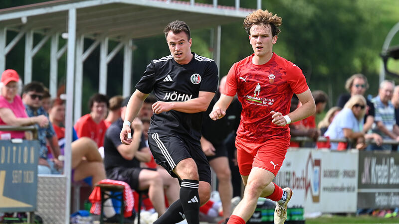 Lukas Schwalb (in Rot) und der SV Buckenhofen gastieren am Freitagabend beim SC Schwabach. Lukas Schwalb (in Rot) und der SV Buckenhofen gastieren am Freitagabend beim SC Schwabach.