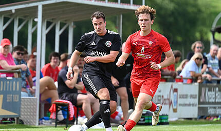 Lukas Schwalb (in Rot) und der SV Buckenhofen gastieren am Freitagabend beim SC Schwabach. Lukas Schwalb (in Rot) und der SV Buckenhofen gastieren am Freitagabend beim SC Schwabach.