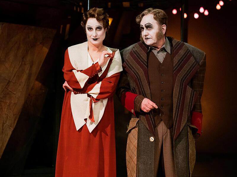In der Regie von Jasmin Sarah Zamani feierte &bdquo;Die Dreigroschenoper&ldquo; von Kurt Weill und Bert Brecht Premiere am Landestheater Coburg.