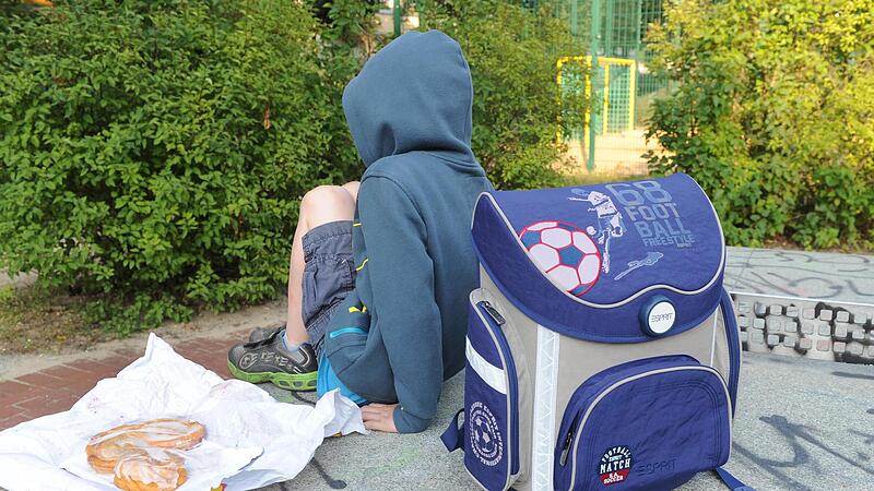 Lieber zum Spielplatz als in die Schule gehen: Das Schwänzen des Unterrichts kann unangenehme Folgen für Schüler und Eltern haben.