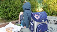 Lieber zum Spielplatz als in die Schule gehen: Das Schwänzen des Unterrichts kann unangenehme Folgen für Schüler und Eltern haben.