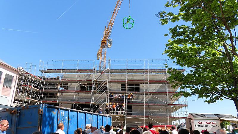 Die Richtkrone schwebt ein.