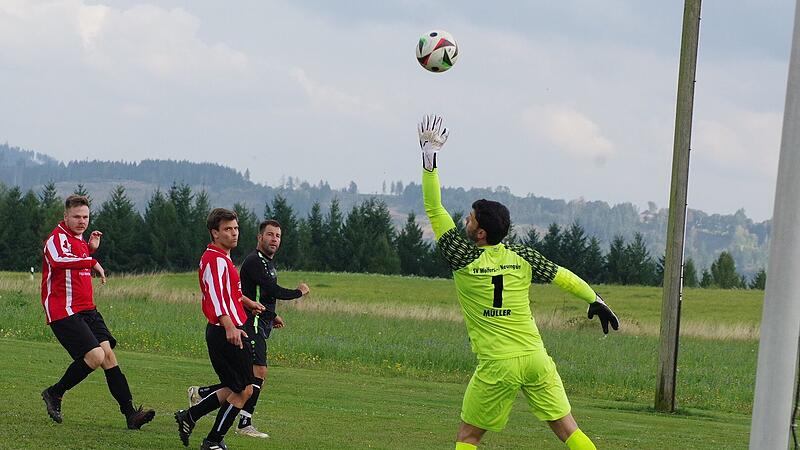 Der heimische Torwart der SG Nurn, Marcel Müller, lenkt mit den Fingerspitzen den Ball noch über die Latte. Der Gästetorjäger René Schubart (schwarz) war kaum zu bremsen.