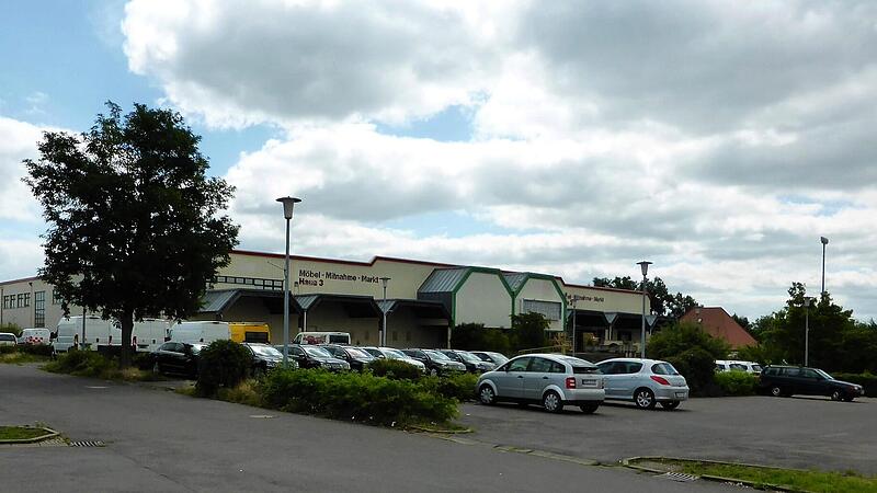 Der ehemalige M&ouml;bel-Mitnahmemarkt &bdquo;Das Ding&ldquo; Am Wasserwerk in Ha&szlig;furt soll vor&uuml;bergehend Menschen auf der Flucht ein Dach &uuml;ber dem Kopf geben.