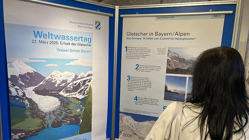 Eine Frau schaut sich die Ausstellung zum Wasserschutz im Gewölbekeller des Bismarckmuseums an.