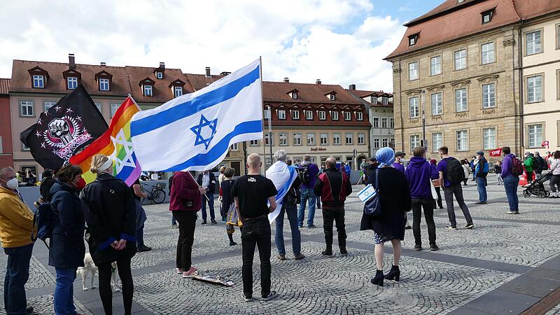 Die Demonstranten auf dem Maxplatz drückten auch mit Fahnen und Bannern ihre Haltung aus. Die Demonstranten auf dem Maxplatz drückten auch mit Fahnen und Bannern ihre Haltung aus.