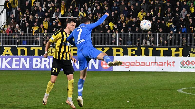 2281 Zuschauer, aber keine Punkte: Die SpVgg Bayreuth um Tobias Weber unterlag dem FV Illertissen mit 0:1.