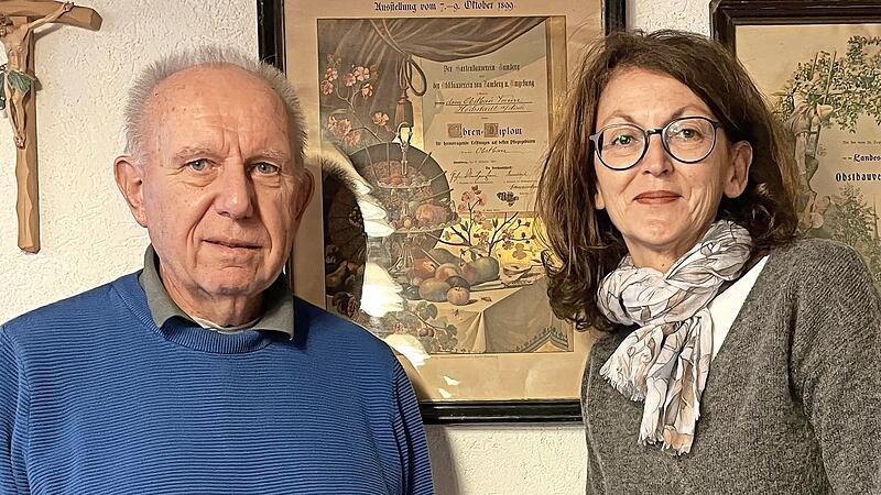 Herbert Lawrenz &uuml;bergibt an Heike Schulz.