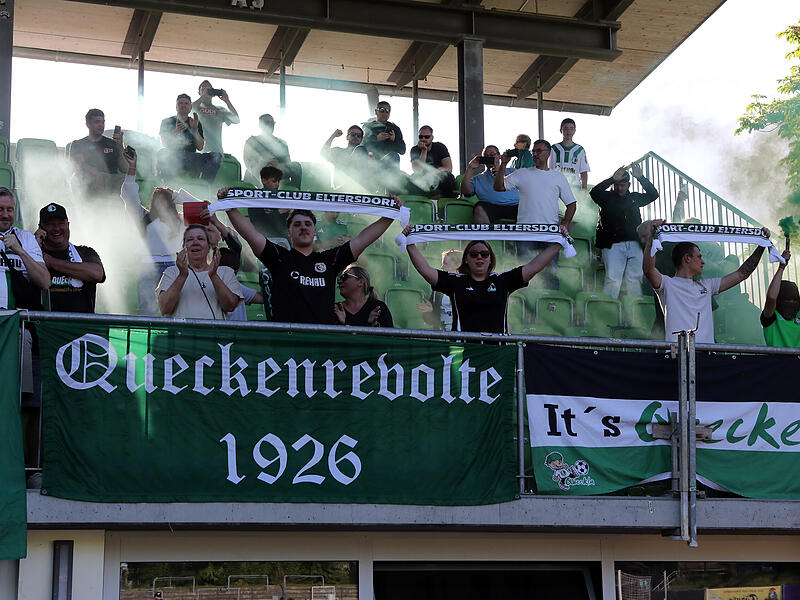 Auch die Fans des SC Eltersdorf feierten den Aufstieg in die Regionalliga.