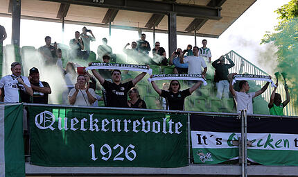 Auch die Fans des SC Eltersdorf feierten den Aufstieg in die Regionalliga.