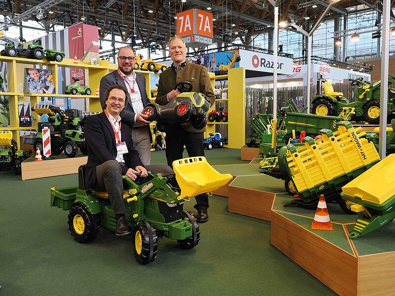 Rolly Toys aus Neustadt steht f&uuml;r hochwertige Kinderfahrzeuge, besonders aus der Landwirtschaft. Das Design stimmt mit den &bdquo;gro&szlig;en Kollegen&ldquo; &uuml;berein. IHK-Pr&auml;sident Dr. Andreas Engel versucht sich als Treckerfahrer, hinten Frank Schneider und Landrat Sebastian Straubel.