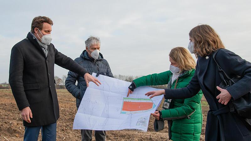 Ludwig Hartmann (l.) nimmt zusammen mit seinen Parteifreunden vor Ort Einblick in die Pl&auml;ne.