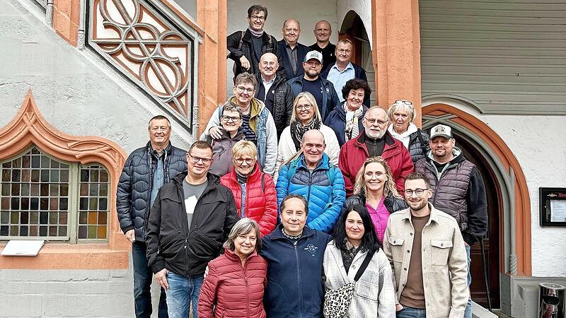 Die Forchheimer Delegation vor dem Rathaus in Pößneck.