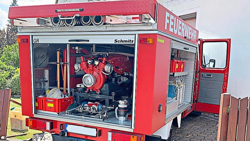 Das Löschfahrzeug durchbrach den Zaun, nachdem der Feuerwehrmann am Steuer weggesackt war. Polizeiinspektion Neustadt Das Löschfahrzeug durchbrach den Zaun, nachdem der Feuerwehrmann am Steuer weggesackt war. Polizeiinspektion Neustadt