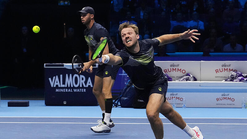 Den bekommt er noch: Kevin Krawietz streckt sich und erreicht die gelbe Filzkugel. Die M&uuml;hen haben sich gelohnt. Zusammen mit Partner Tim P&uuml;tz zog er ins Halbfinale der ATP-Finals ein.