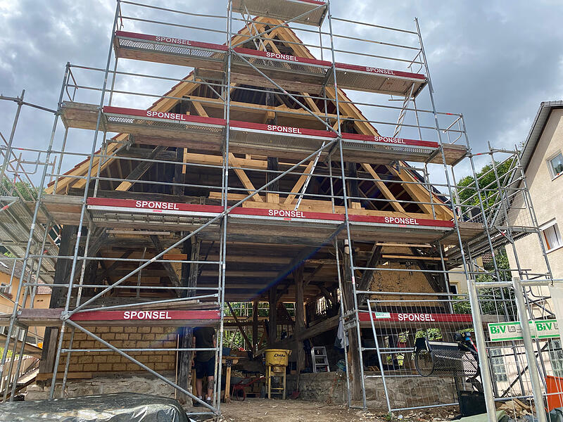 Scheune in Neuses-Poxstall bei EbermannstadtForchheim & Fränkische Schweiz Die zweitälteste bekannte Scheune im Landkreis Forchheim steht in Neuses-Poxstall bei Ebermannstadt.