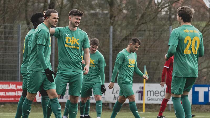 Kaum eingewechselt, schon Torsch&uuml;tze: Nico Ott (2.v.l.) traf im letzten Vorbereitungsspiel der DJK Don Bosco Bamberg vor dem Bayernliga-Auftakt zum 6:1-Endstand gegen den SV Memmelsdorf.