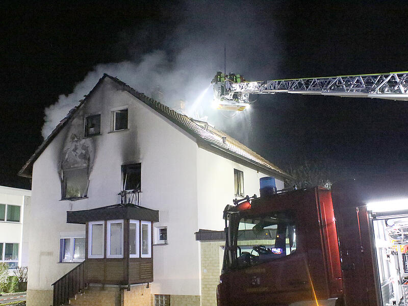 In der Nacht ist in Sonnefeld ein Brand ausgebrochen.  Viele Rettungskr&auml;fte r&uuml;ckten aus, auch ein Heli.