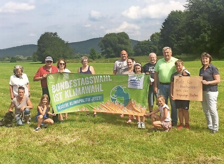 Mitglieder der „Bürgerinitiative Johannisthal“ und des Bundes Naturschutz protestierten gegen den vierspurigen Ausbau der B 173.