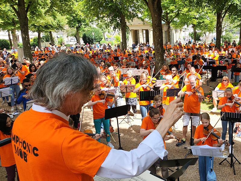 Kent Nagano hat die Menge innerhalb weniger Minuten von sich &uuml;berzeugt.