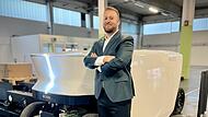 Unternehmensmitgründer Philipp Scheler steht neben dem Ecoro-Fahrzeug, das mittlerweile  für den Transport in einem Schiffcontainer verpackt wurde. In Saudi-Arabien soll es demnächst bei einer Roadshow vorgeführt werden.