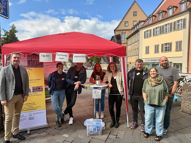 Zum Tag der wohnungslosen Menschen wurde erstmals in Bamberg ein Infostand organisiert. Das Ziel: Aufklärung über Wohnungslosigkeit und Beratung von Hilfesuchenden. Mit dabei: 2. Bürgermeister Jonas Glüsenkamp (1. v. l.), Mario Schmidt (Erwachsenenhilfe, 3. v. r.) und Christine Bieber (Menschen in Not, 4. v. r.).