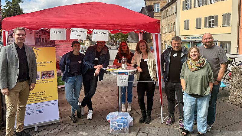 Zum Tag der wohnungslosen Menschen wurde erstmals in Bamberg ein Infostand organisiert. Das Ziel: Aufkl&auml;rung &uuml;ber Wohnungslosigkeit und Beratung von Hilfesuchenden. Mit dabei: 2. B&uuml;rgermeister Jonas Gl&uuml;senkamp (1. v. l.), Mario Schmidt (Erwachsenenhilfe, 3. v. r.) und Christine Bieber (Menschen in Not, 4. v. r.).