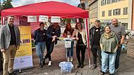 Zum Tag der wohnungslosen Menschen wurde erstmals in Bamberg ein Infostand organisiert. Das Ziel: Aufklärung über Wohnungslosigkeit und Beratung von Hilfesuchenden. Mit dabei: 2. Bürgermeister Jonas Glüsenkamp (1. v. l.), Mario Schmidt (Erwachsenenhilfe, 3. v. r.) und Christine Bieber (Menschen in Not, 4. v. r.).