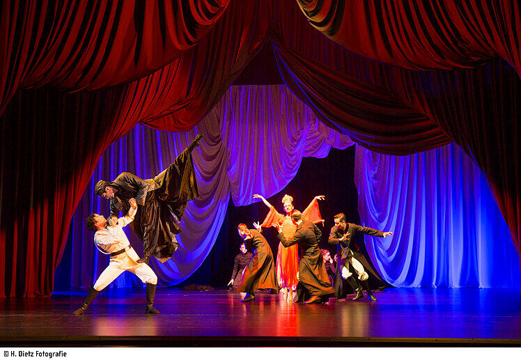 Die Compagnie des Theaters Hof zeigt das Ballett "Der Feuervogel".