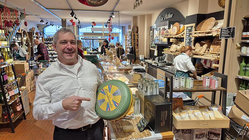Der "Käs-Müller" von Bamberg: Klaus Müller mit einem riesigen Käse Der "Käs-Müller" von Bamberg: Klaus Müller mit einem riesigen Käse