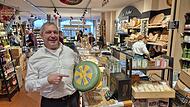 Der "Käs-Müller" von Bamberg: Klaus Müller mit einem riesigen Käse