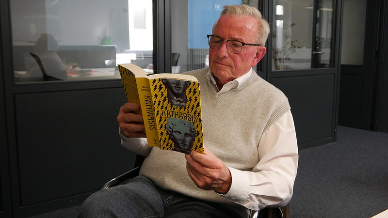 Literaturkritiker liest zurzeit den Historienroman &bdquo;Katharsis&ldquo; von Maciej Siembieda.