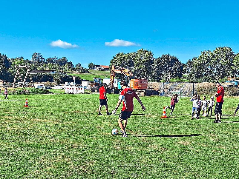 Das Fu&szlig;ball-Schnuppertraining im Au&szlig;enbereich lockte viele Kinder auf den Platz.Christina Dollinger