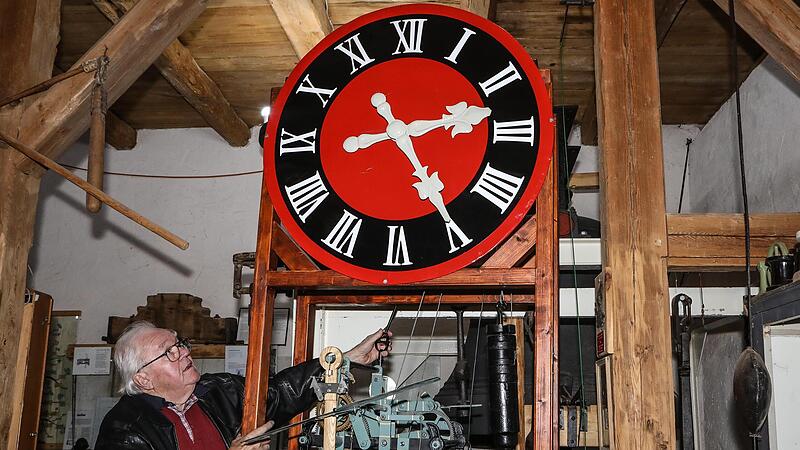 Georg Rammensee stellt im Turmuhrenmuseum in Gr&auml;fenberg eine Uhr um eine Stunde zur&uuml;ck.Forchheim & Fr&auml;nkische Schweiz