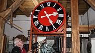 Georg Rammensee stellt im Turmuhrenmuseum in Gr&auml;fenberg eine Uhr um eine Stunde zur&uuml;ck.Forchheim & Fr&auml;nkische Schweiz
