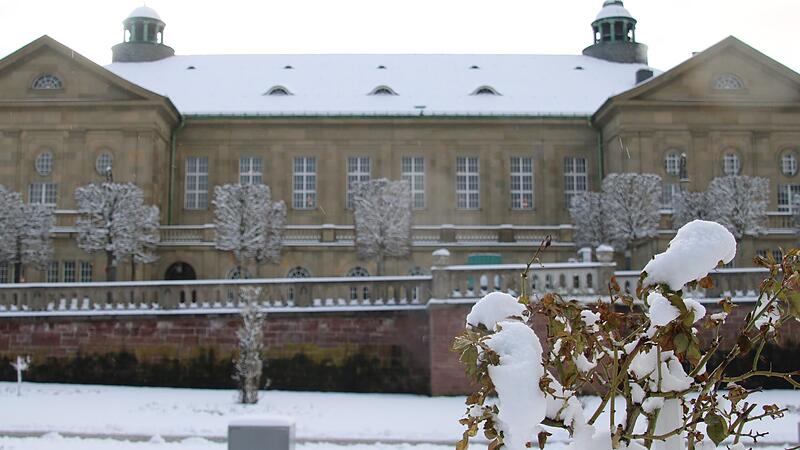 Rosengarten und Regentenbau sind schneebedeckt.