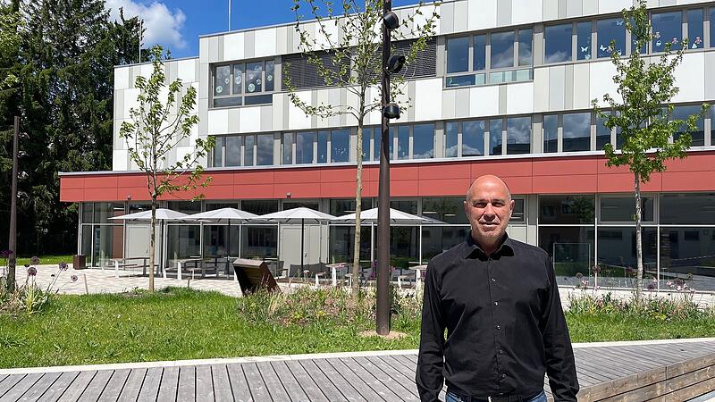J&uuml;rgen Poppend&ouml;rfer, Direktor der Mittelschule in Burgebrach,  vor dem Neubau
