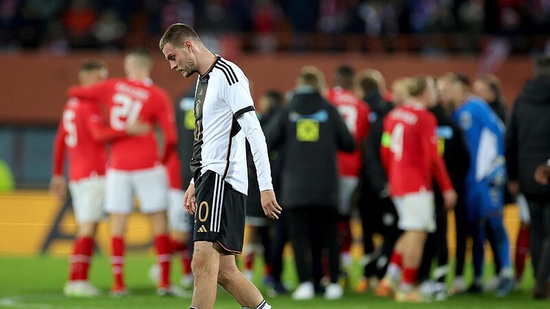Hängende Köpfe (hier Marvin Ducksch) nach der Niederlage der DFB-Elf gegen Österreich.Forchheim & Fränkische Schweiz Hängende Köpfe (hier Marvin Ducksch) nach der Niederlage der DFB-Elf gegen Österreich.Forchheim & Fränkische Schweiz