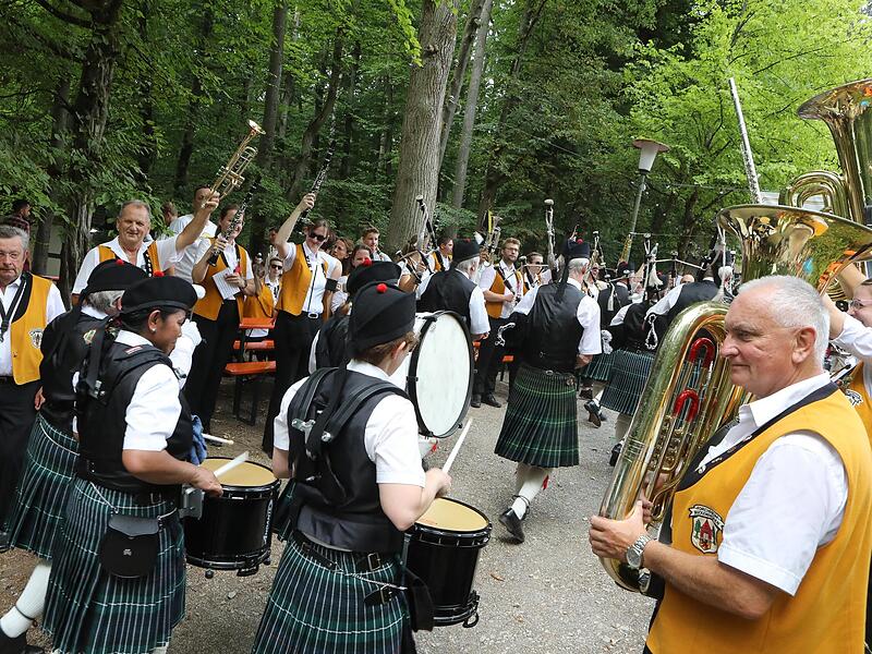 Der Musikverein Forchheim-Buckenhofen empf&auml;ngt die anderen Kapellen.Der Annafest-Umzug in Forchheim 2022
