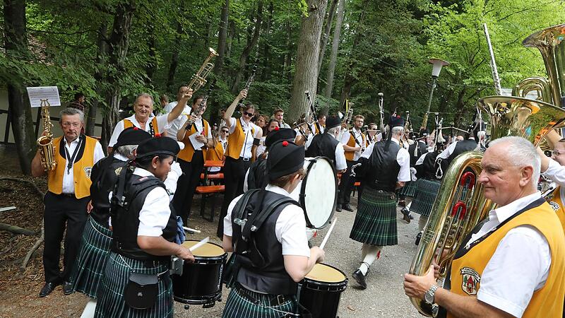 Der Musikverein Forchheim-Buckenhofen empf&auml;ngt die anderen Kapellen.Der Annafest-Umzug in Forchheim 2022