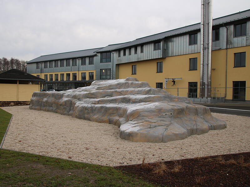 Sanierung Arnold-Gymnasium Neustadt- Areal vor dem Haupteingang zur Schule mit Kletterfelsen