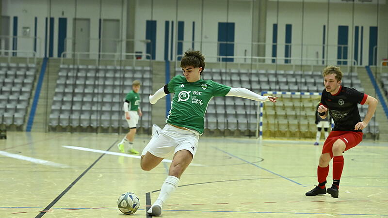 Der FC Stockheim (gr&uuml;ne Trikots) hat sich am Sonntag f&uuml;r die Hallenkreismeisterschaft-Zwischenrunde qualifiziert. Dar&uuml;ber hinaus sind 19 weitere Teams dabei.