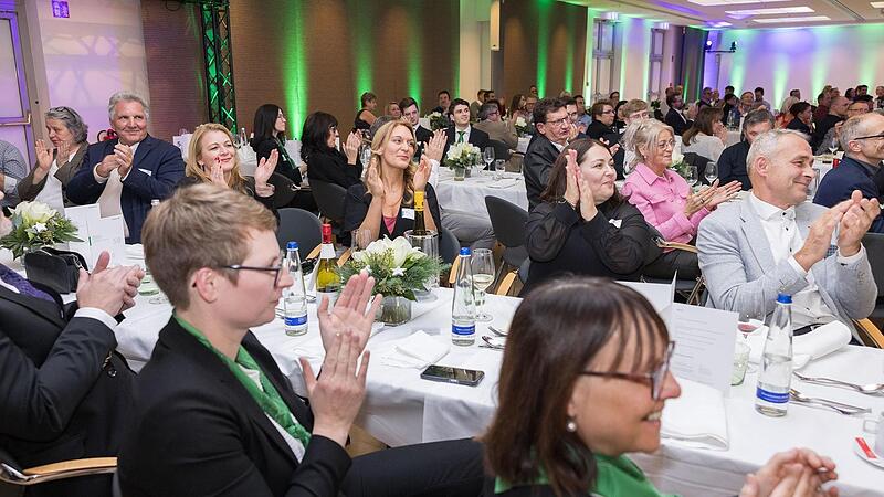 Schaeffler-Mitarbeiter beklatschen in Herzogenaurach die Ehrung der Kollegen.