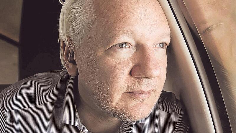 Julian Assange am Dienstag im Flugzeug auf dem Weg von London nach Bangkok, wo eine Zwischenlandung f&uuml;r den 52-J&auml;hrigen anstand.