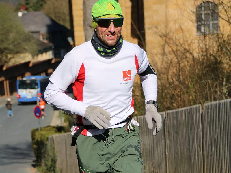 Strahlender Sonnenschein, aber nur niedrige Plusgrade erwartete die L&auml;ufer beim 19. Obermain-Marathon rund um Bad Staffelstein. Die Marathon-Strecke f&uuml;hrte wieder an den beiden Wahrzeichen der Kurstadt, dem Kloster Banz und der Basilika Vierzehnheiligen vorbei.