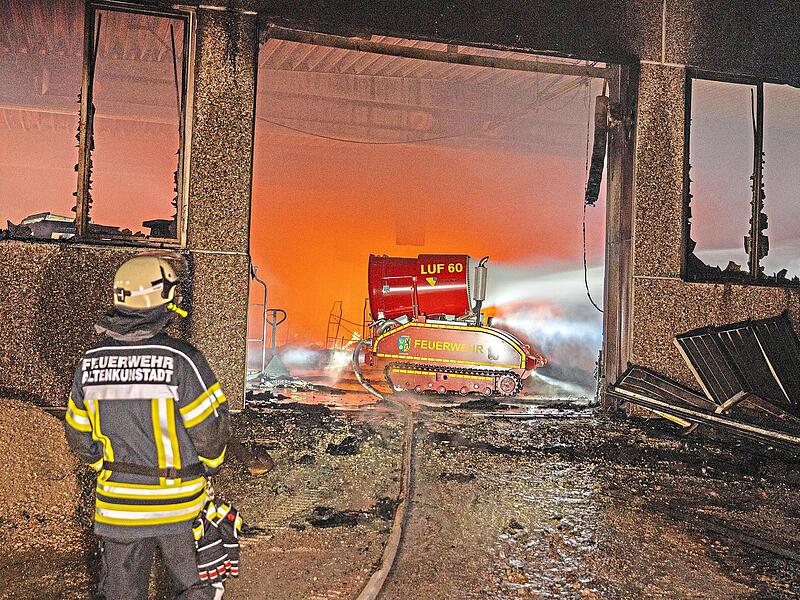Beim verheerenden Brand einer Sarglagerhalle in Lichtenfels kam ein ungewöhnliches Fahrzeug zum Einsatz. Ferdinand Merzbach/News5 Beim verheerenden Brand einer Sarglagerhalle in Lichtenfels kam ein ungewöhnliches Fahrzeug zum Einsatz. Ferdinand Merzbach/News5