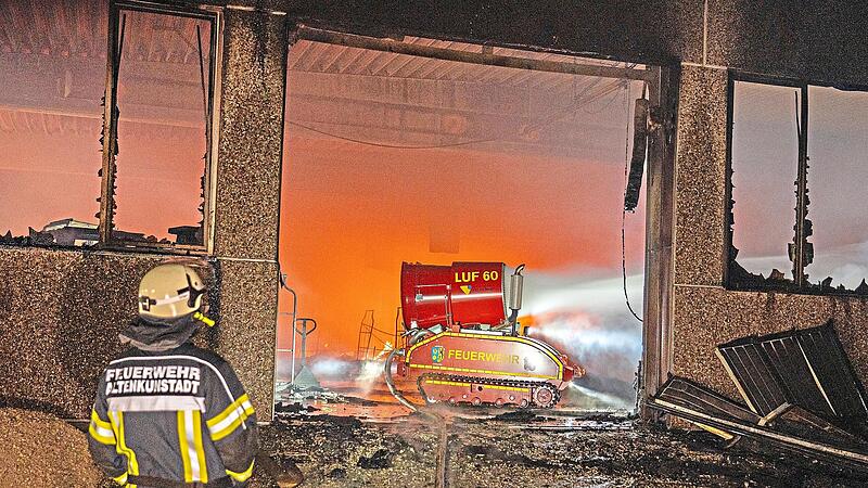 Beim verheerenden Brand einer Sarglagerhalle in Lichtenfels kam ein ungewöhnliches Fahrzeug zum Einsatz. Ferdinand Merzbach/News5 Beim verheerenden Brand einer Sarglagerhalle in Lichtenfels kam ein ungewöhnliches Fahrzeug zum Einsatz. Ferdinand Merzbach/News5