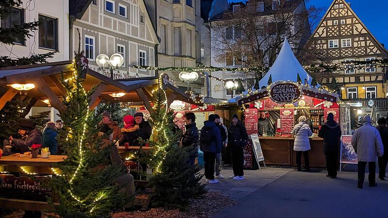 Auf dem Marktplatz locken Glühwein, Bratwurst und einiges mehr. Auf dem Marktplatz locken Glühwein, Bratwurst und einiges mehr.