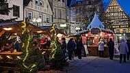 Auf dem Marktplatz locken Glühwein, Bratwurst und einiges mehr. Auf dem Marktplatz locken Glühwein, Bratwurst und einiges mehr.