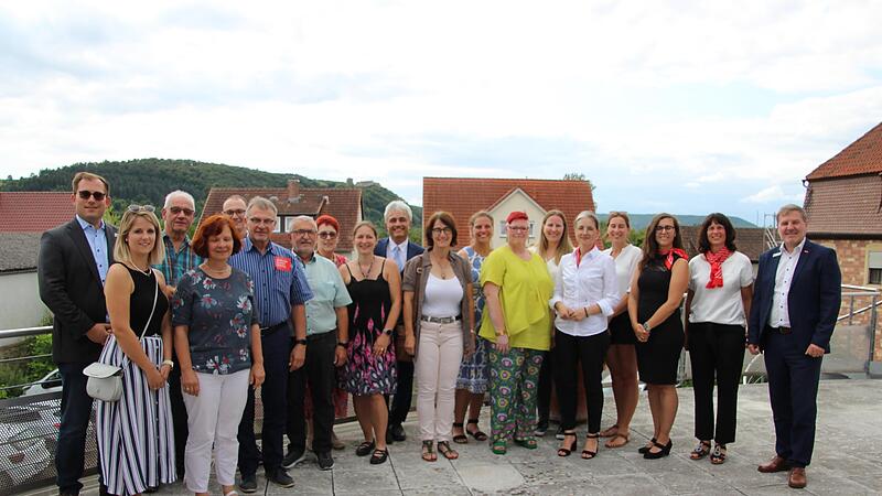 Insgesamt 7825 Euro reichten der Hammelburger Geschäftsstellenleiter der Sparkasse Bad Kissingen, Matthias Warmuth (rechts) und seine Mitarbeiterinnen für 18 Projekte an Schulen, Kindergärten und andere Institutionen in der Region aus.